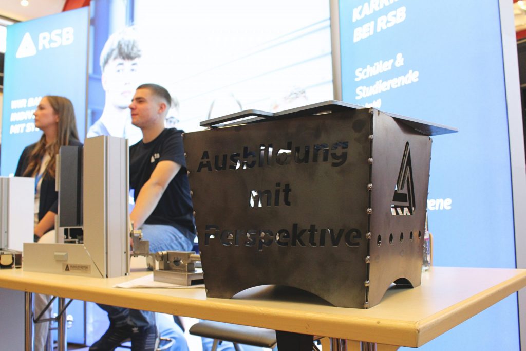 Stahlkorb mit Aufschrift "Ausbildung mit Perspektive" auf dem Messestand des RSB zur InKontakt 2025
