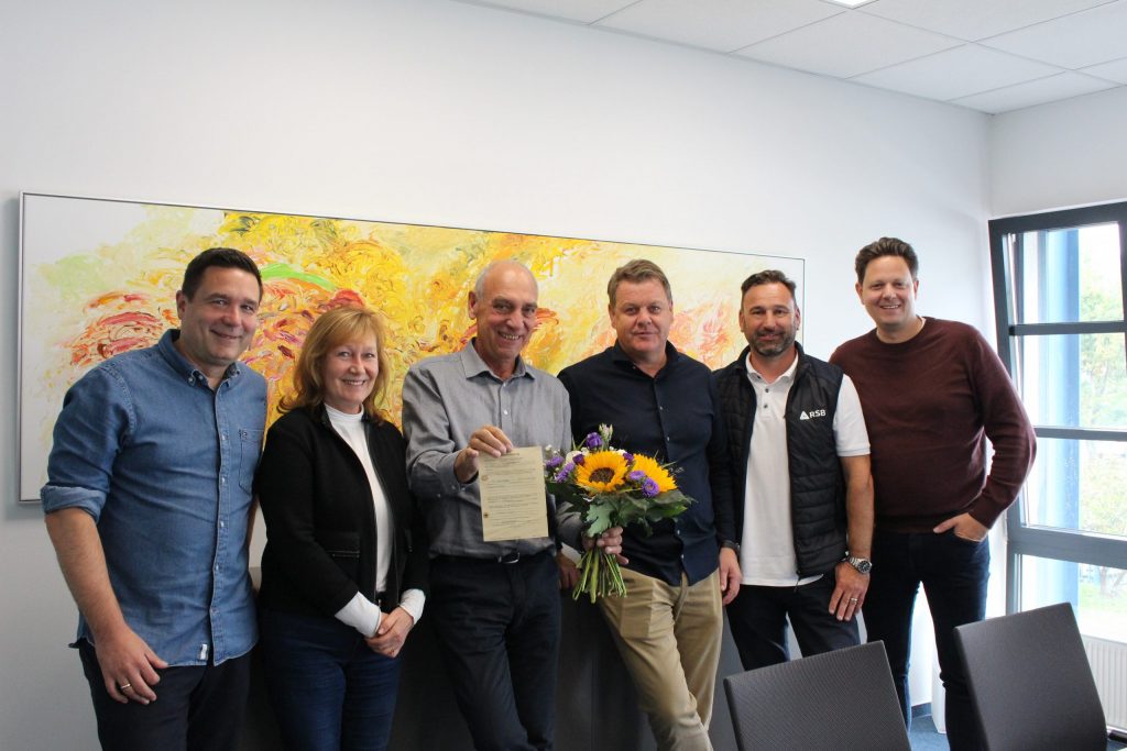 Christian Franke, Andrea Hädrich, Gunther Batzke, marcel Wurzbacher und Simon Weilnhammer gratulieren Lutz krambehr mit einem Blumenstrauß