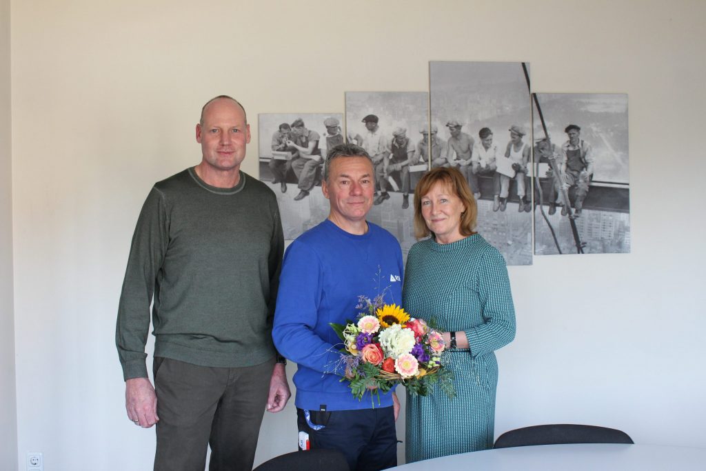 Marko Hudl und Andrea Hädrich gratulieren Rene Mauritz mit Blumen