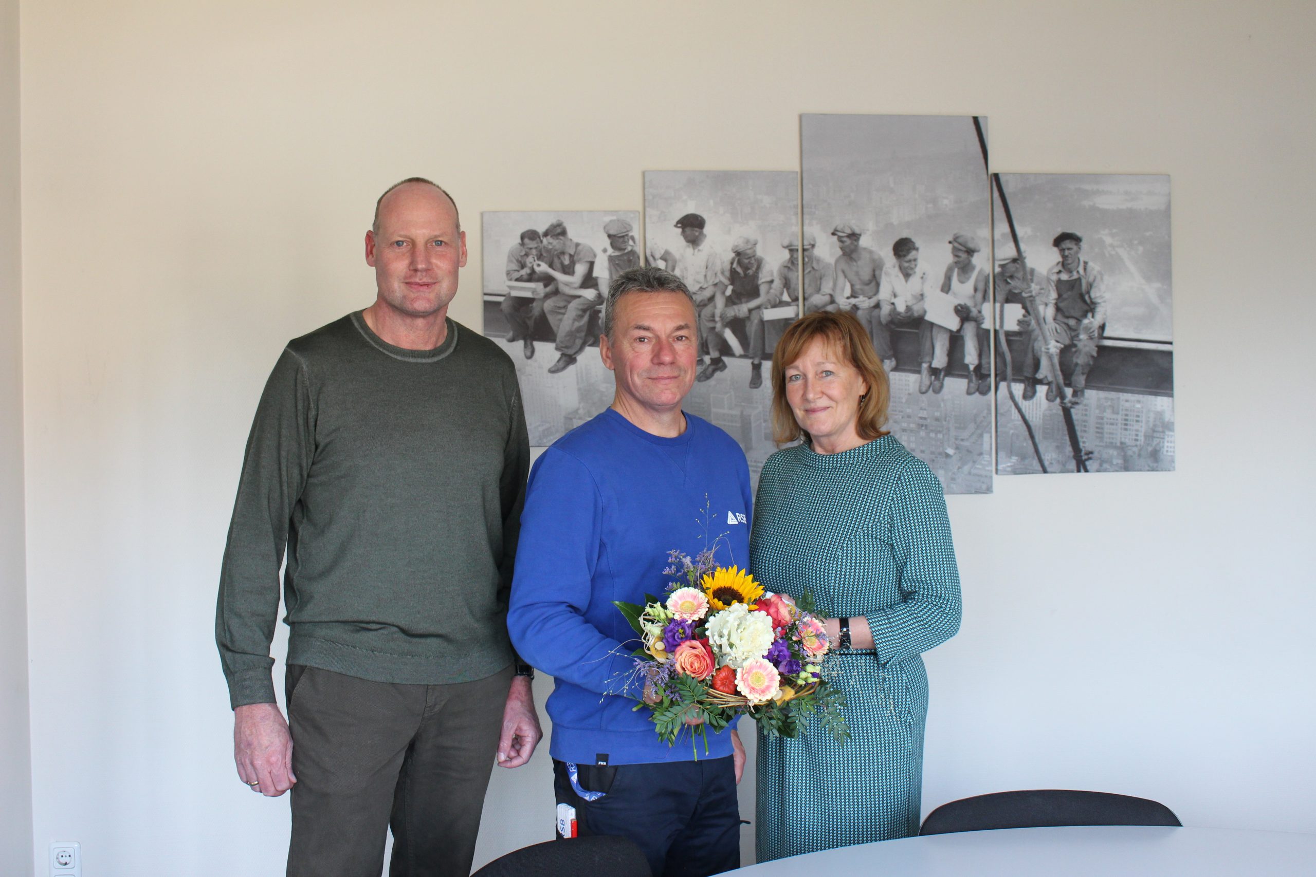 Marko Hudl und Andrea Hädrich gratulieren Rene Mauritz mit Blumen